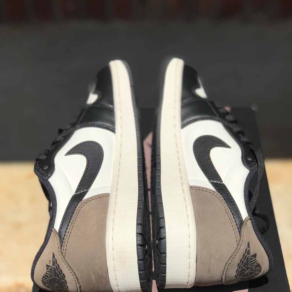 Air Jordan Retro 1 OG Low Mocha 
Size 8.5 & 9 - Picture 5 of 8